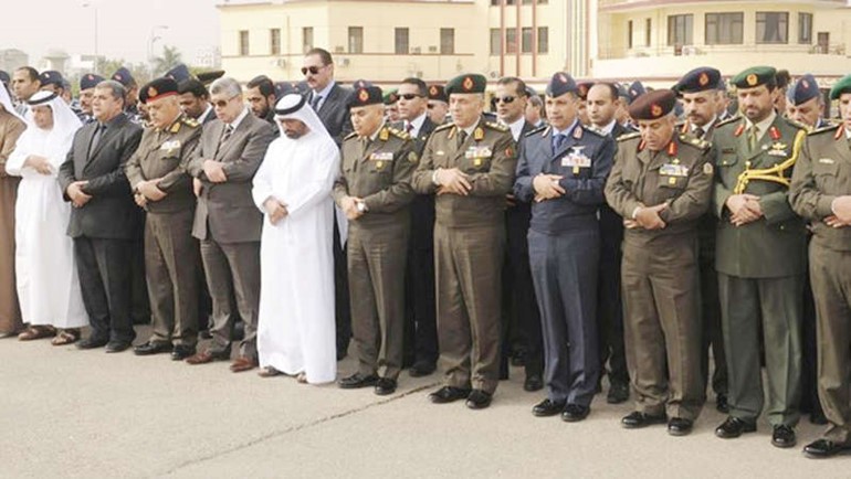 الفريق اول صدقي صبحي القائد العام للقوات المسلحة وزير الدفاع والانتاج الحربي المصري خلال صلاة الجنازة على ضحايا طائرة التدريب المصريالاماراتي