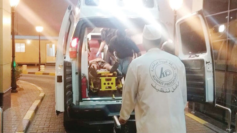 احد المصابين في الحريق لدى وصوله الى مستشفى الفروانية﻿