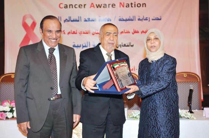 د عبدالرحمن العوضي ود خالد الصالح يكرمان د مريم الوتيداسامة ابوعطية