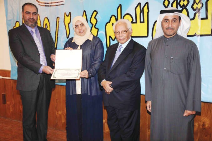 طلال الرميضي مكرما الزميلة اميرة عزام بحضور محمد خميس ود سعد مصلوح﻿
