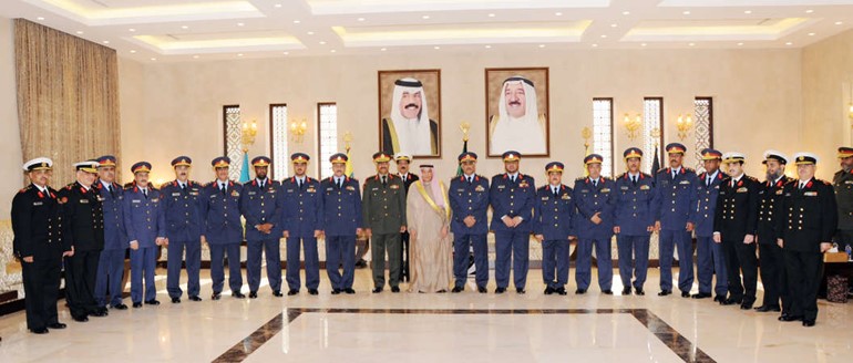 الشيخ خالد الجراح متوسطا عددا من الضباط﻿
