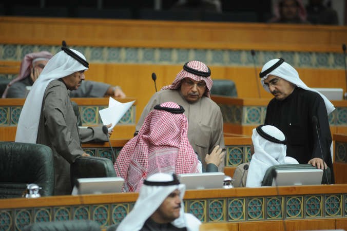 الشيخ خالد الجراح متوسطا النواب
