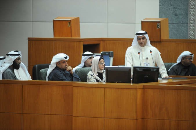  مسؤولو القطاع النفطي يشرحون للمجلس اسباب انخفاض اسعار النفط
