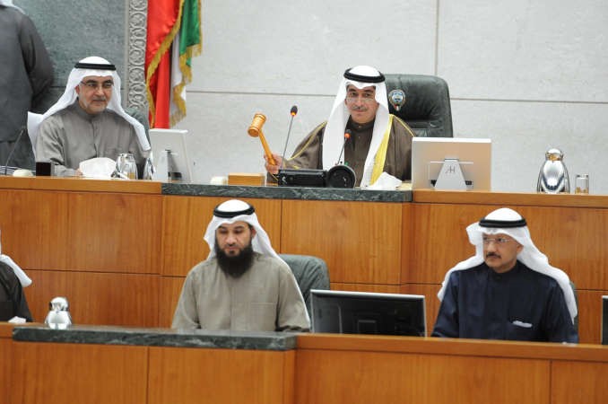 معادل الخرافي مترئسا الجلسة وبجانبه احمد لاري
