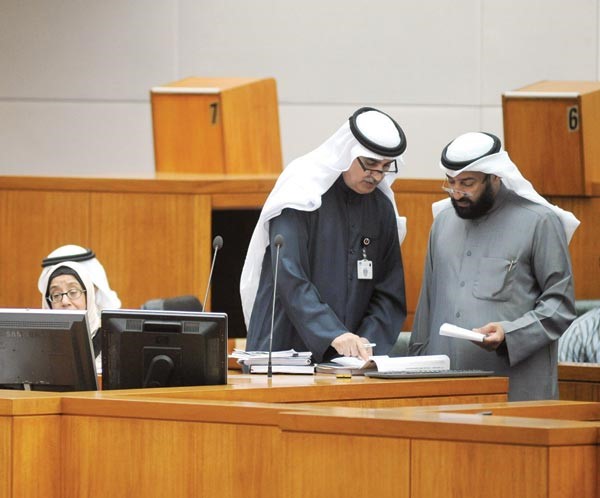 د علي العمير واركان وزارته خلال مناقشة تاثيرات انخفاض اسعار النفطهاني الشمري