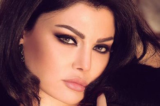 صورة تجمع أحلام وهيفاء بماكياج وطلاء أظافر متشابه.. شاهد واحكم