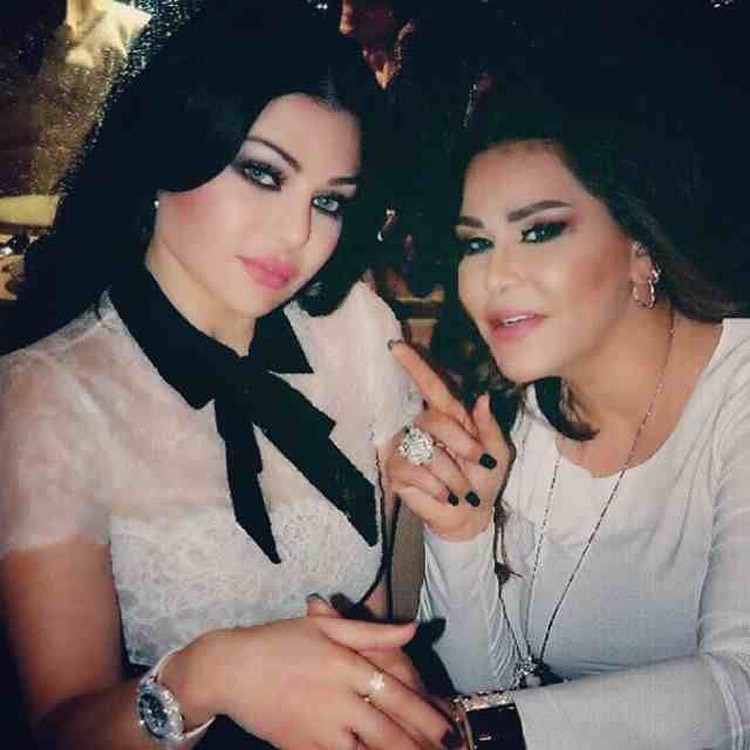 صورة تجمع أحلام وهيفاء بماكياج وطلاء أظافر متشابه.. شاهد واحكم