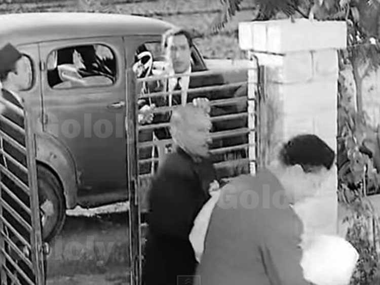 بالفيديو والصور.. يوسف وهبي في عزاء أسمهان ويروي آخر دقائق جمعته بها قبل وفاتها