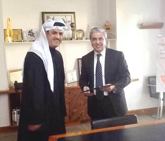 السفير شملان الرومي يسلم الهبة المالية الاميرية لمدير مؤسسة للا سلمى للوقاية والعلاج من امراض السرطان في المغرب رشيد البقالي