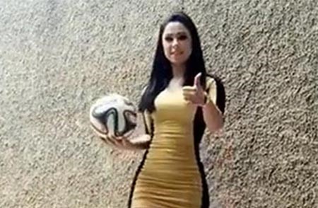 بالفيديو.. فتاة حسناء تتحدى «كريستيانو رونالدو» بتنورة قصيرة و«كعب عالي»