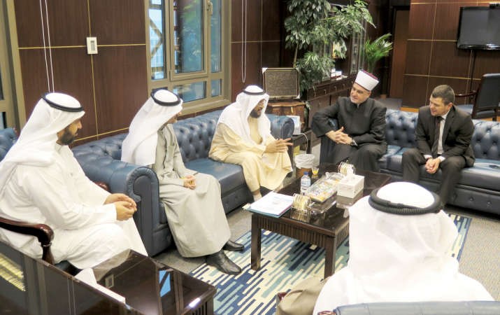 د ابراهيم الصالح وفضيلة الشيخ حسين كافازوفيتش خلال اللقاء