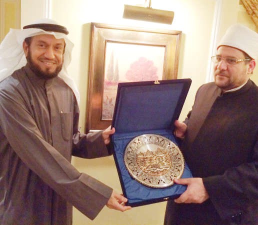 د وليد الشعيب يقدم درعا تكريمية للدكتور محمد مختار جمعة