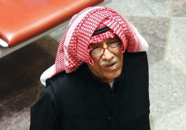 مستثمر يطالع مؤشرات الاسهم في قاعة البورصة الكويتية التي فقدت اكثر من 5 مليارات دينار من قيمتها الراسمالية منذ اعلى قمة وصلتها هذه السنة افپ

