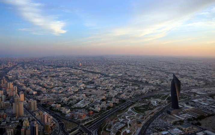 الكويت قوية امام انخفاض اسعار النفط وتقلباتهوفي الصورة مشهد عام للكويت التقط من برج الحمراء اعلى برج في الكويت ومن اعلى 10 ابراج عالميا افپ 