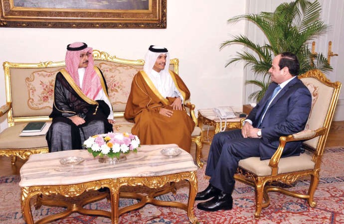 الرئيس المصري عبدالفتاح السيسي مستقبلا رئيس الديوان الملكي السعودي السكرتير الخاص لخادم الحرمين خالد بن عبدالعزيز التويجري والشيخ محمد بن عبدالرحمن مساعد وزير الخارجية القطري في القاهرة امسواس﻿