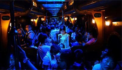 الموقع هونغ كونغ، المصور برايان ين فازت صورة A Node Glows in the Dark بالجائزة الكبرى والمرتبة الاولى في فئة الاشخاص