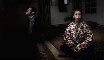 الموقع سوريا - تيرمانين، المصور عبدالله الغجار فئة الاشخاص، صورة Children in the Darkness، تظهر اطفالا من ذوي الاحتياجات الخاصة خلال حياتهم وسط الحرب السورية