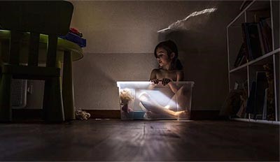 الموقع، باريس فرنسا، المصور كي فئة الاشخاص، صورة Tea Time in the Hut، الاضاءة في الصورة تظهرها وكانها جزء من حلم