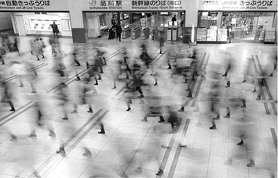 الموقع طوكيو - اليابان، المصور بيتير فرانس فئة الاماكن، صورة TokyoShinagawa Station، تظهر الجموع المتدفقة والحركة في محطة شيناغوا للقطار بالعاصمة اليابانية