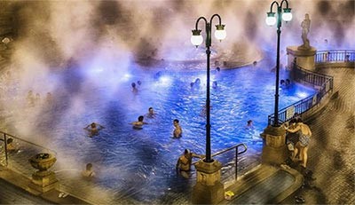 الموقع الينابيع الحارة في بودابست -المجر، المصور تريستون ييو صورة Bathing in Budapestفازت بالمرتبة الاولى بفئة الاماكن