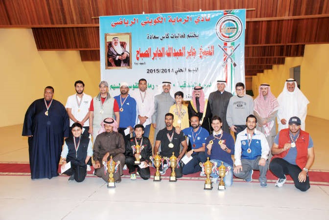 الشيخ عبدالله الجابر والعتيبي والعصيمي وكرم يتوسطون ابطال الكاس