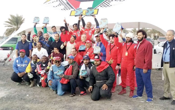 صورة جماعية للمتسابقين في بطولة الكويت للراليات