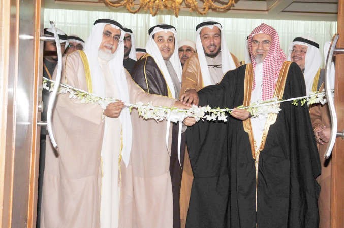 يعقوب الصانع ود صالح بن حميد ود عبد الله المعتوق ود عبد المحسن الخرافي يقصون شريط افتتاح الملتقى الوقفي 21 
