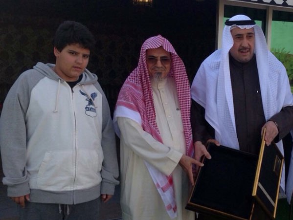 د صالح بن حميد مقدما هدية تذكارية للحمود ﻿