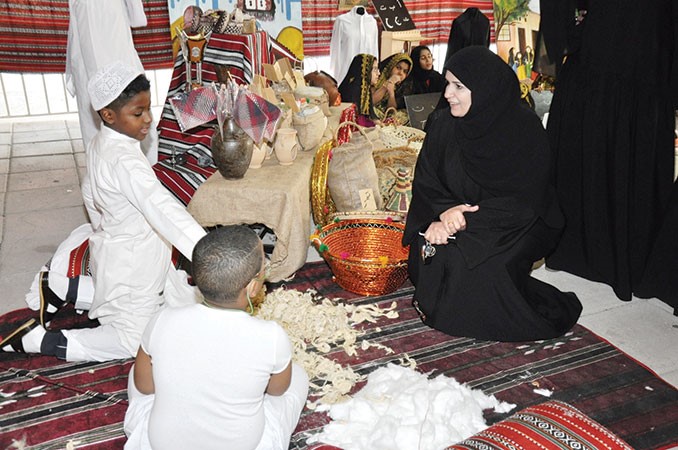 نجاة الرويشد تتابع معرض التراث في مدرسة الجيل الجديد