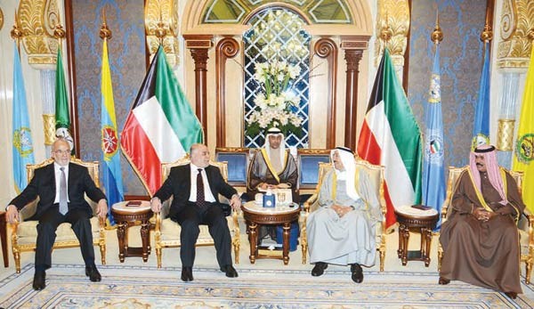 صاحب السمو الامير الشيخ صباح الاحمد لدى استقباله رئيس الوزراء العراقي دحيدر العبادي بحضور سمو ولي العهد الشيخ نواف الاحمد ووزير الخارجية العراقي دابراهيم الجعفري