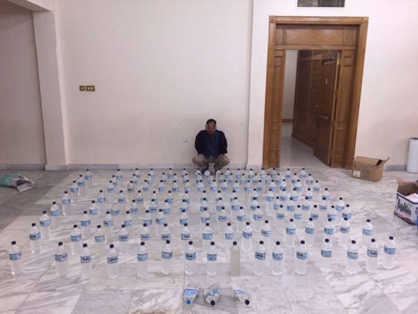  الخمور كان ينقلها الهندي على عربة صغيرة ﻿