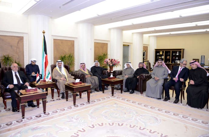 الرئيس الغانم اثناء استقباله العبادي بحضور عبدالله التميمي ومحمد الجبري وفيصل الدويسان واحمد لاري وفيصل الشايع﻿