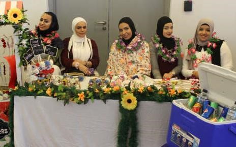 عدد من الطالبات المشاركات في المعرض