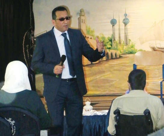 د اسامة الغريب متحدثا خلال الندوة