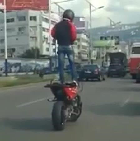 بالفيديو.. "مجنون رسمي" يقود دراجة نارية في لبنان