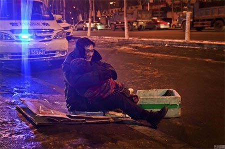 بالصور.. صيني يعانق زوجته المتوفاة ساعتين في الشارع