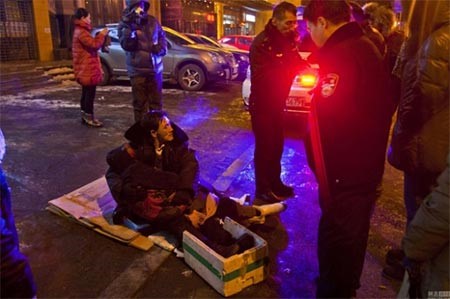 بالصور.. صيني يعانق زوجته المتوفاة ساعتين في الشارع