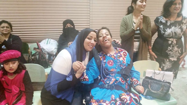 الشيخة امنية الصباح مع احدى النزيلات﻿