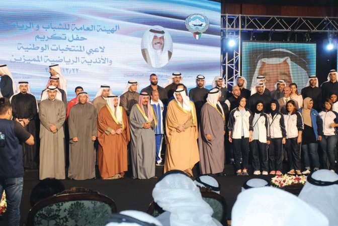 ومع عدد من الرياضيين المكرمين﻿