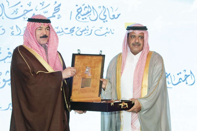 نائب رئيس مجلس الوزراء ووزير الداخلية الشيخ محمد الخالد يهدي العميد خالد العطية درعا تذكارية﻿