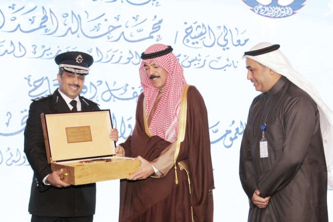  ويتسلم درعا من العميد وليد الغانم﻿