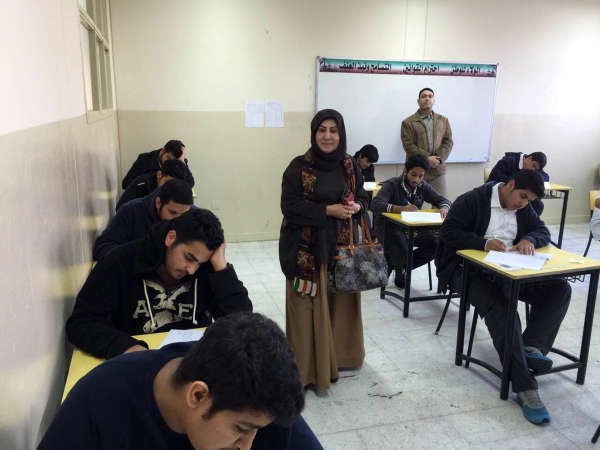 فاطمة الكندري خلال جولتها على لجان الاختبارات