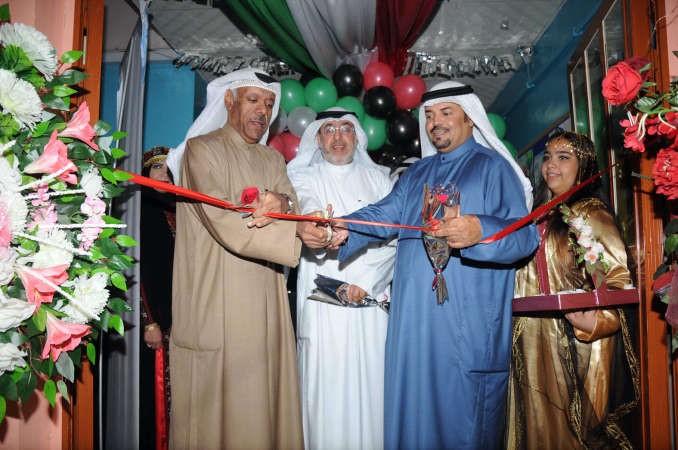 المدير العام للتعليم الخاص عبدالله البصري وعبد العزيز الكندري خلال افتتاح المعرضمحمد خلوصي 