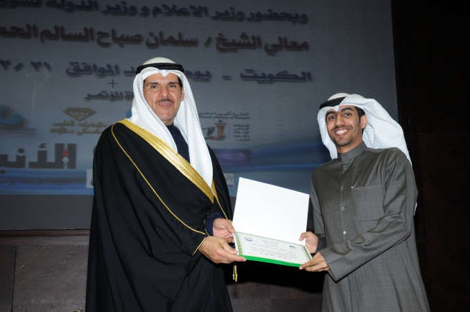 الشيخ سلمان الحمود مكرما احد المشاركين﻿