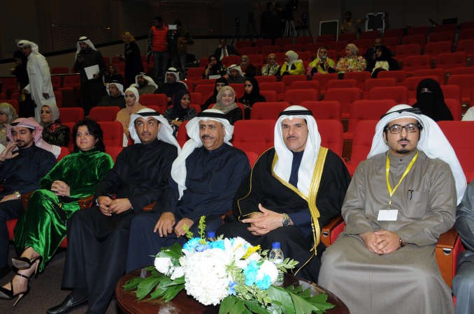الشيخ سلمان الحمود متوسطا الحضور﻿