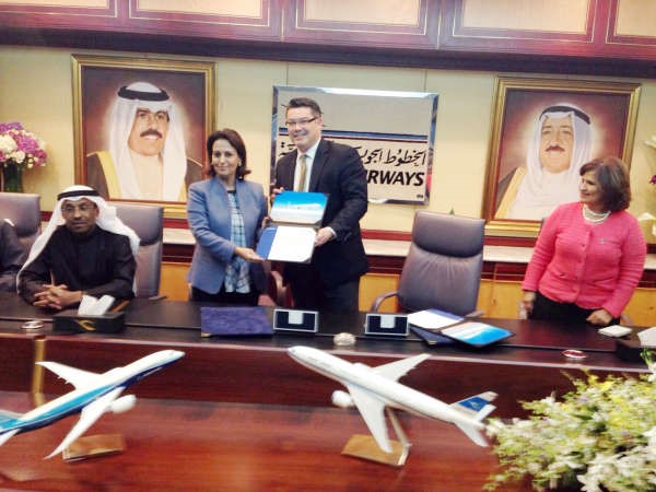 رشا الرومي وممثل شركة بوينغ عقب توقيع عقود الطائرات الجديدة وتبدو من اليمين نبيلة العنجري﻿