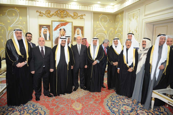 سمو الشيخ ناصر المحمد ودحيدر العبادي مع عدد من الحضور
