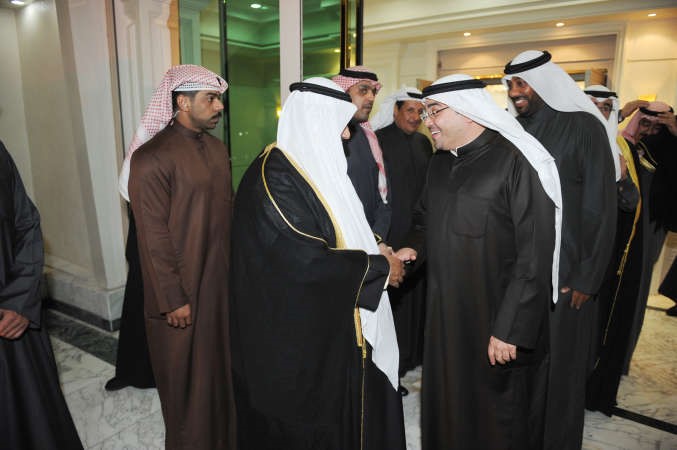 سمو الشيخ ناصر المحمد مصافحا رئيس التحرير الزميل يوسف خالد المرزوق
