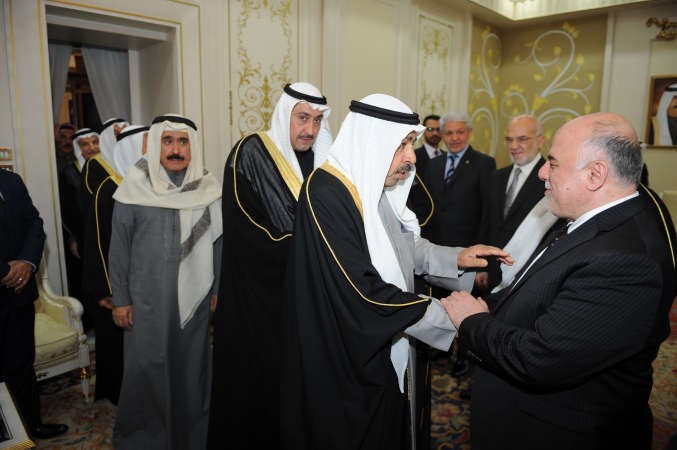عبدالعزيز البابطين مصافحا دحيدر العبادي