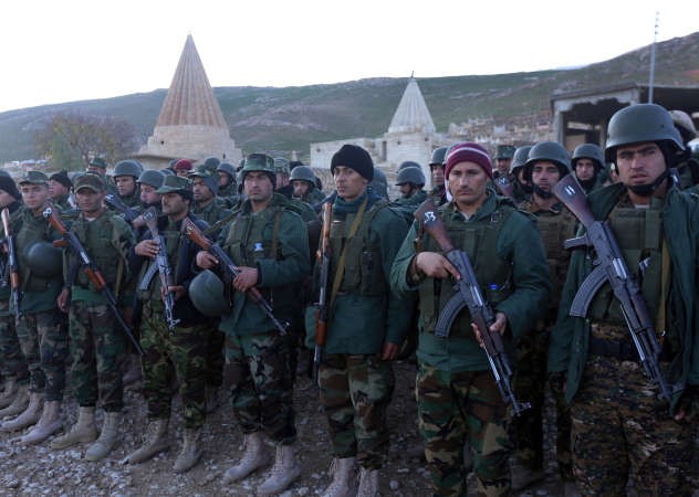 مقاتلو البيشمركة يتجمعون بعد دخولهم جبل سنجار غربي الموصل امس الاولافب
﻿
